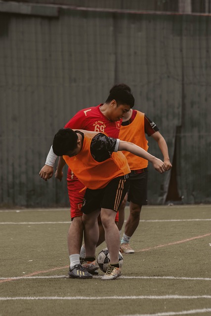 来压制对手
